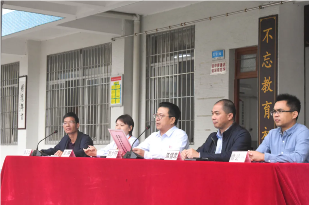 情系師生健康，愛(ài)心守護(hù)未來(lái)丨衍生健康醫(yī)藥向高村中學(xué)捐贈(zèng)價(jià)值28萬(wàn)元的“元旦禮品”